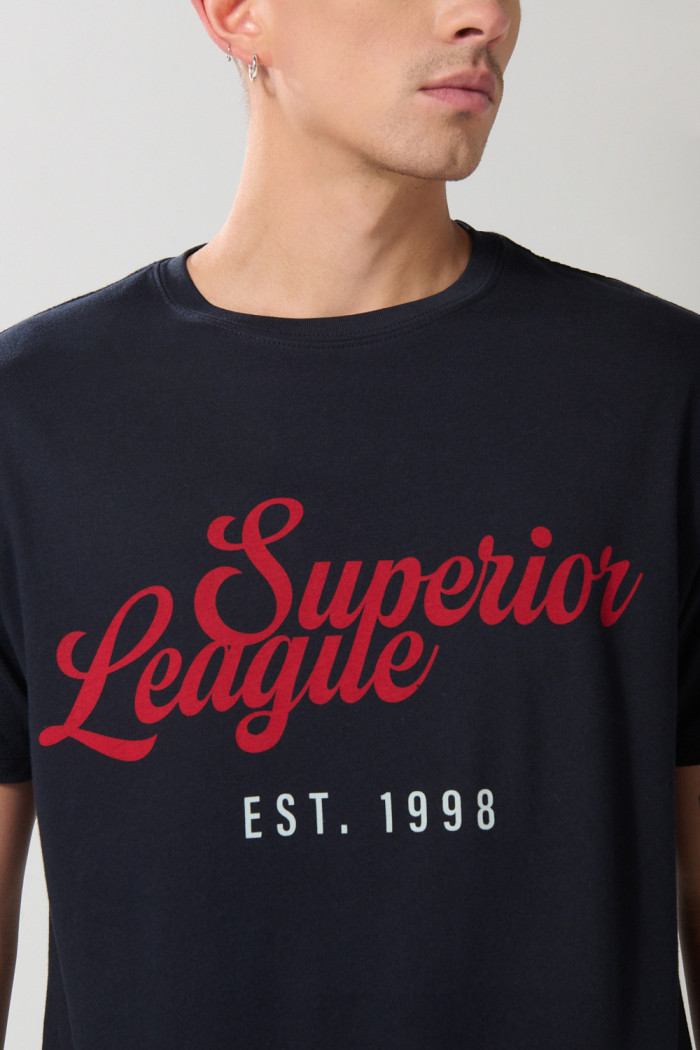 Camiseta azul manga corta con texto college rojo