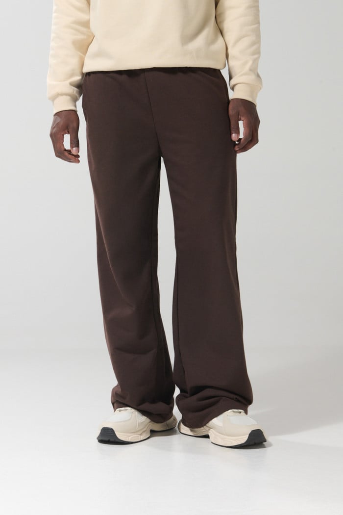 Pantalón unicolor tipo jogger bota recta con bolsillos