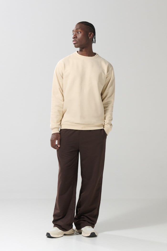 Pantalón unicolor tipo jogger bota recta con bolsillos