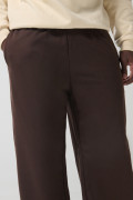 Pantalón unicolor tipo jogger bota recta con bolsillos