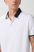 Camiseta crema clara polo con manga corta y botones