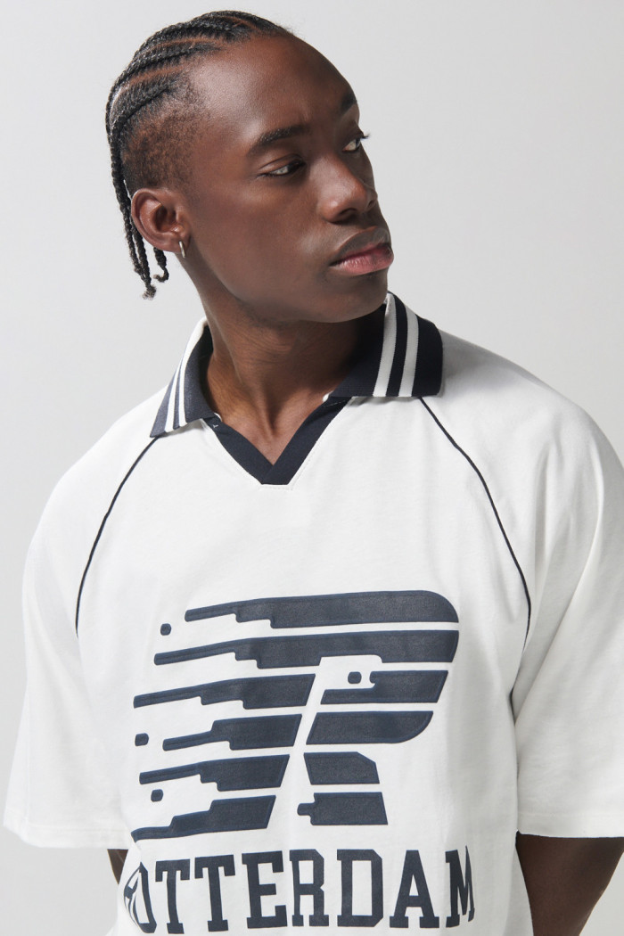 Camiseta oversize crema con cuello polo y diseño college