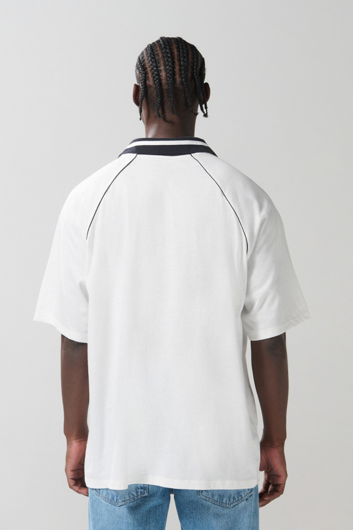 Camiseta oversize crema con cuello polo y diseño college