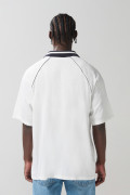 Camiseta oversize crema con cuello polo y diseño college