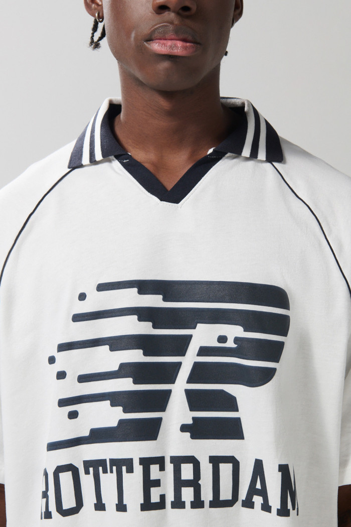 Camiseta oversize crema con cuello polo y diseño college