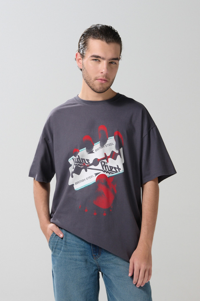 Camiseta manga corta oversize gris con arte de Judas Priest