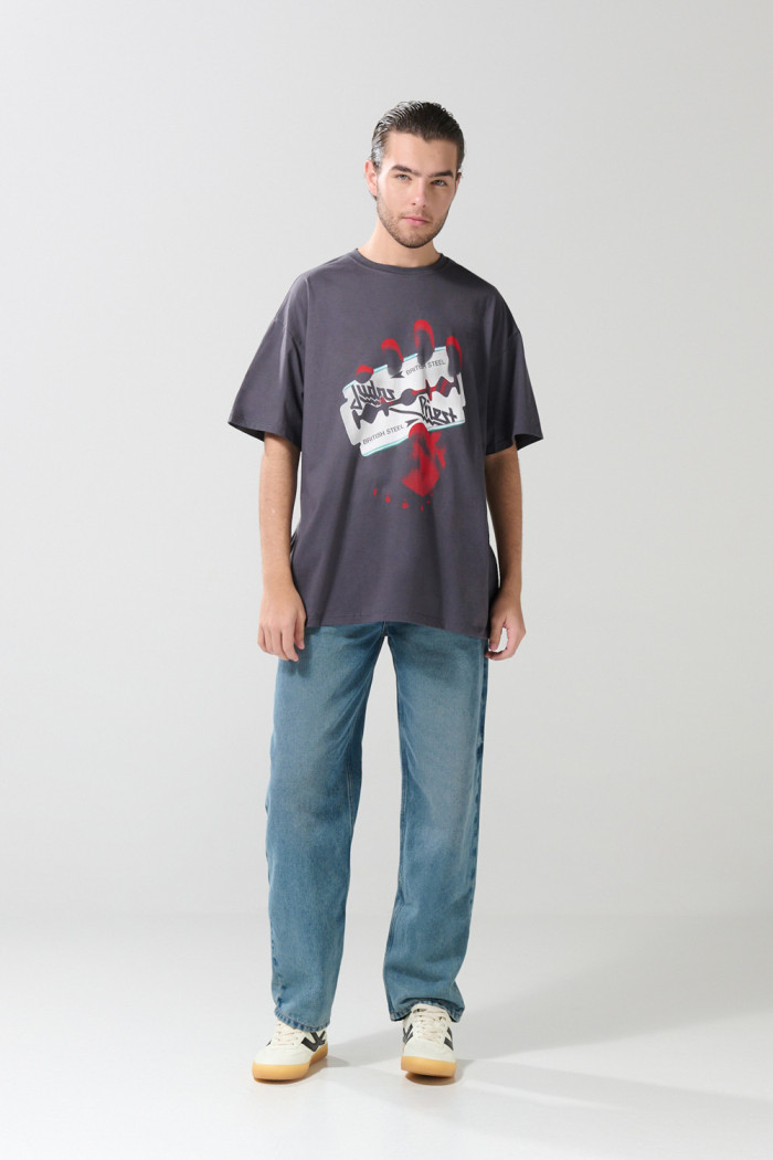 Camiseta manga corta oversize gris con arte de Judas Priest