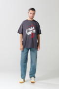 Camiseta manga corta oversize gris con arte de Judas Priest