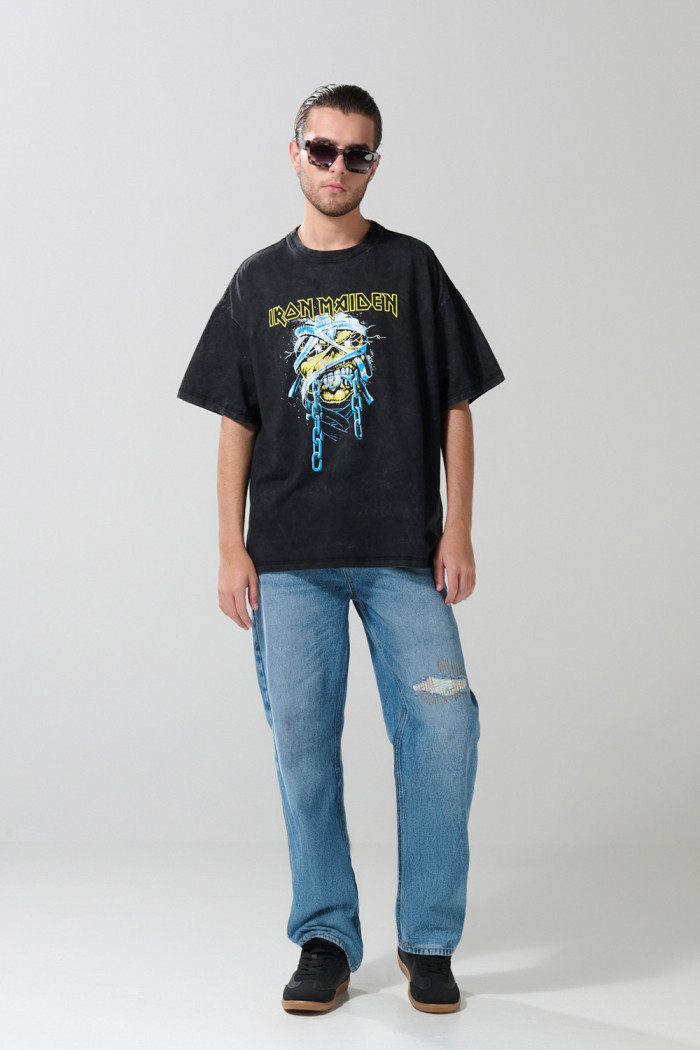 Camiseta oversize de Iron Maiden negra con manga corta