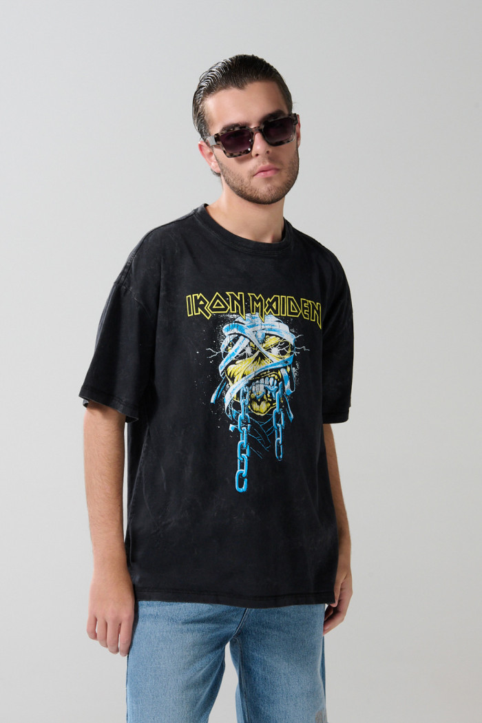 Camiseta oversize de Iron Maiden negra con manga corta