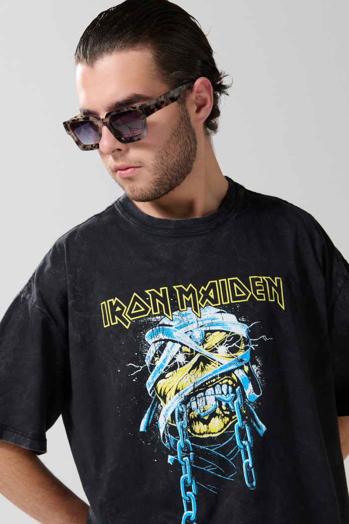 Camiseta oversize de Iron Maiden negra con manga corta