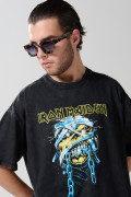 Camiseta oversize de Iron Maiden negra con manga corta