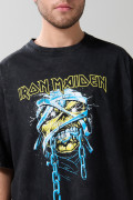 Camiseta oversize de Iron Maiden negra con manga corta