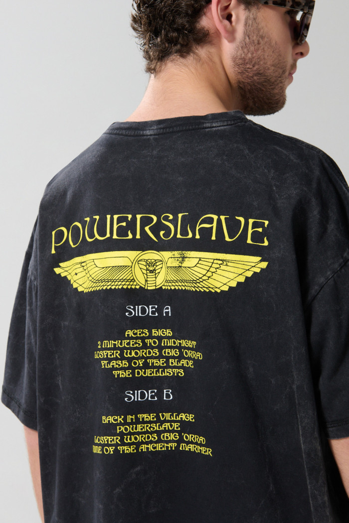 Camiseta oversize de Iron Maiden negra con manga corta