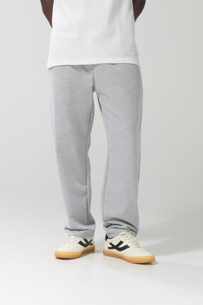Pantalón gris claro jogger con bolsillos y bota recta