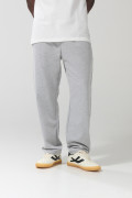 Pantalón gris claro jogger con bolsillos y bota recta
