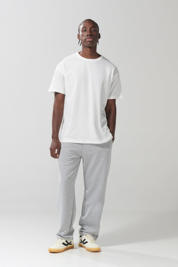 Pantalón gris claro jogger con bolsillos y bota recta