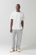 Pantalón gris claro jogger con bolsillos y bota recta