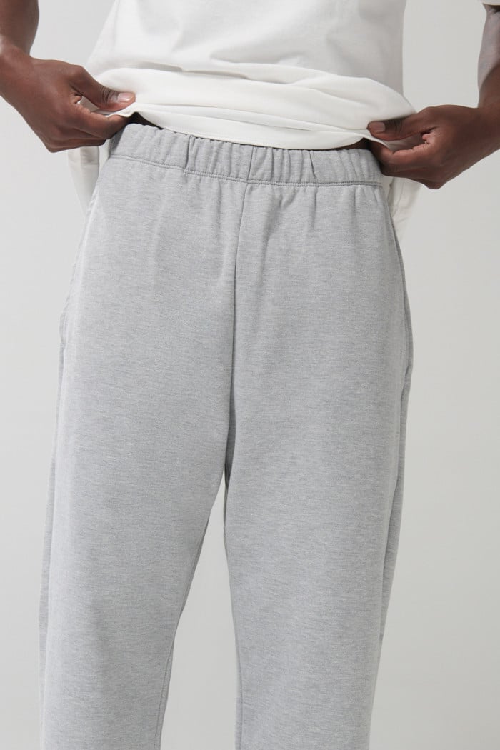 Pantalón gris claro jogger con bolsillos y bota recta