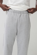 Pantalón gris claro jogger con bolsillos y bota recta