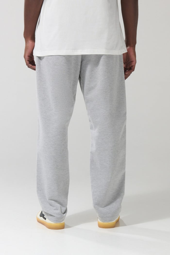 Pantalón gris claro jogger con bolsillos y bota recta