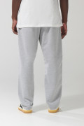 Pantalón gris claro jogger con bolsillos y bota recta