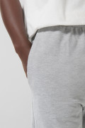 Pantalón gris claro jogger con bolsillos y bota recta