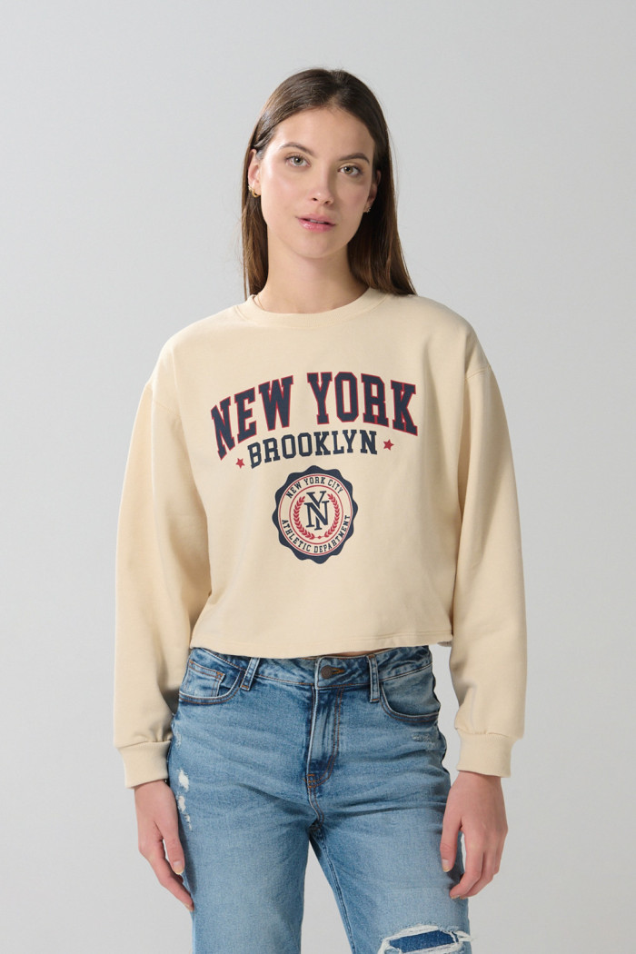 Buzo kaki claro crop top con estampado college en frente