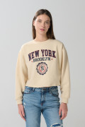 Buzo kaki claro crop top con estampado college en frente