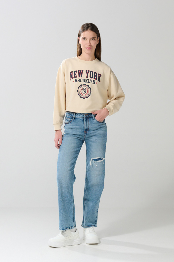 Buzo kaki claro crop top con estampado college en frente