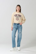 Buzo kaki claro crop top con estampado college en frente