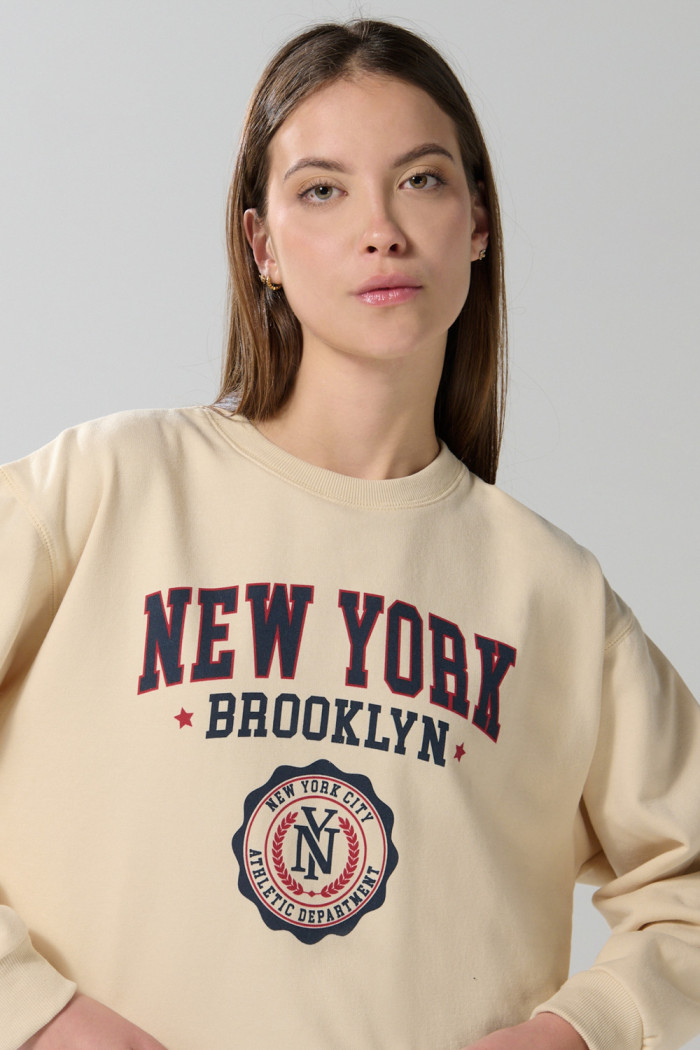 Buzo kaki claro crop top con estampado college en frente