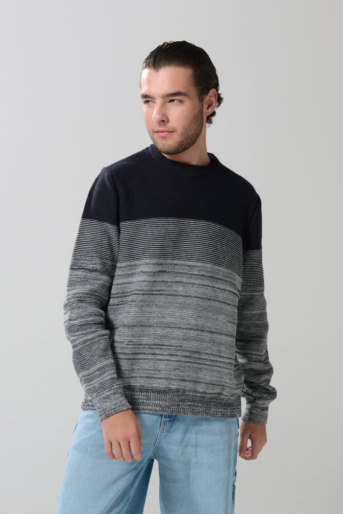 Suéter gris claro cuello redondo con diseños en degradé