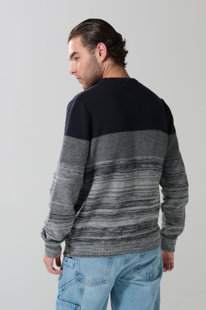 Suéter gris claro cuello redondo con diseños en degradé