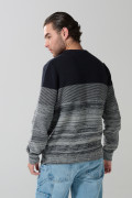 Suéter gris claro cuello redondo con diseños en degradé