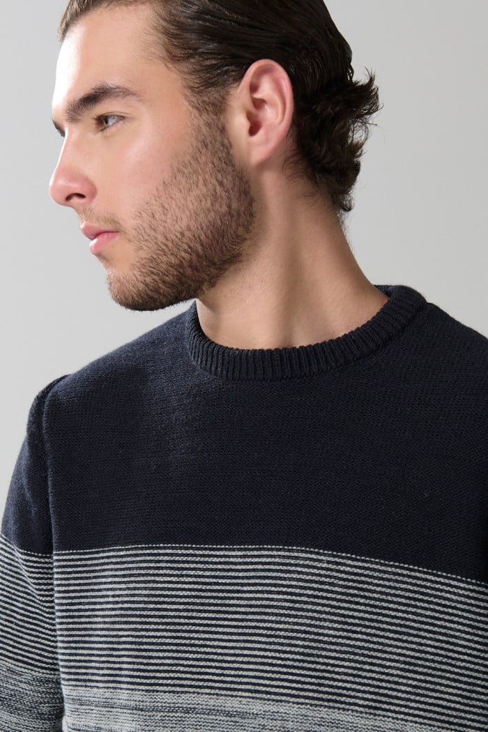 Suéter gris claro cuello redondo con diseños en degradé