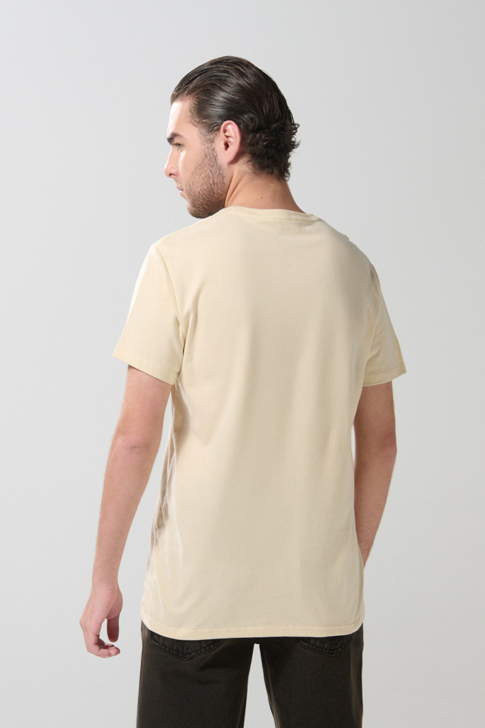 Camiseta college kaki clara con manga corta y bolsillo