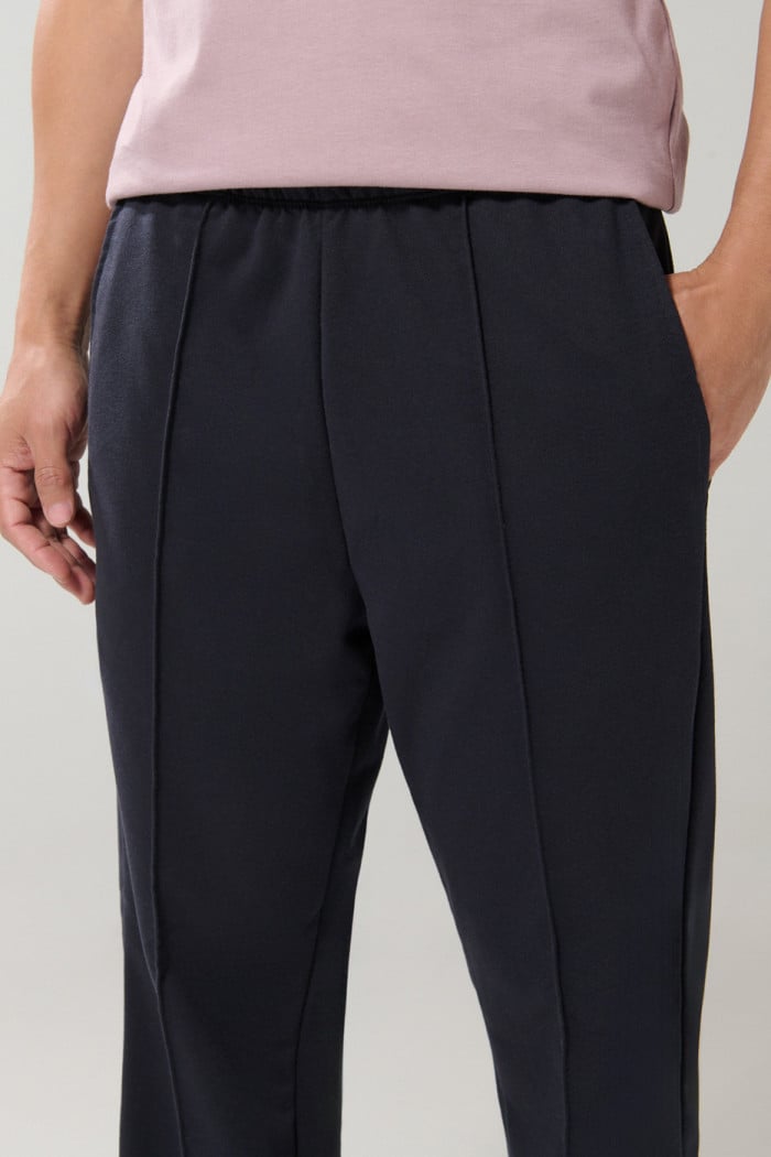 Pantalón jogger unicolor con bota recta y vena en frente