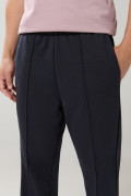 Pantalón jogger unicolor con bota recta y vena en frente
