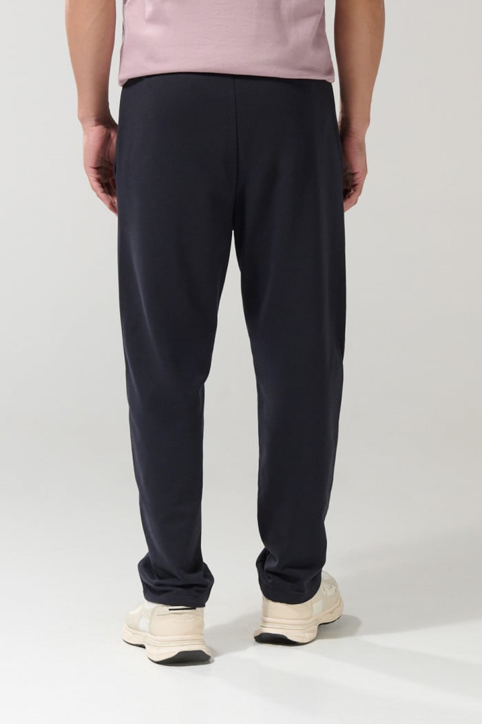 Pantalón jogger unicolor con bota recta y vena en frente
