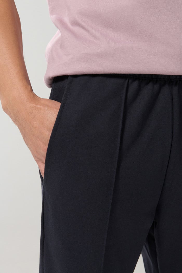 Pantalón jogger unicolor con bota recta y vena en frente
