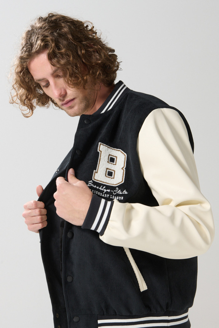 Chaqueta bomber college negra con mangas en contraste