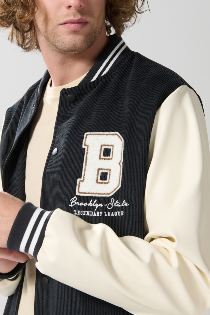 Chaqueta bomber college negra con mangas en contraste