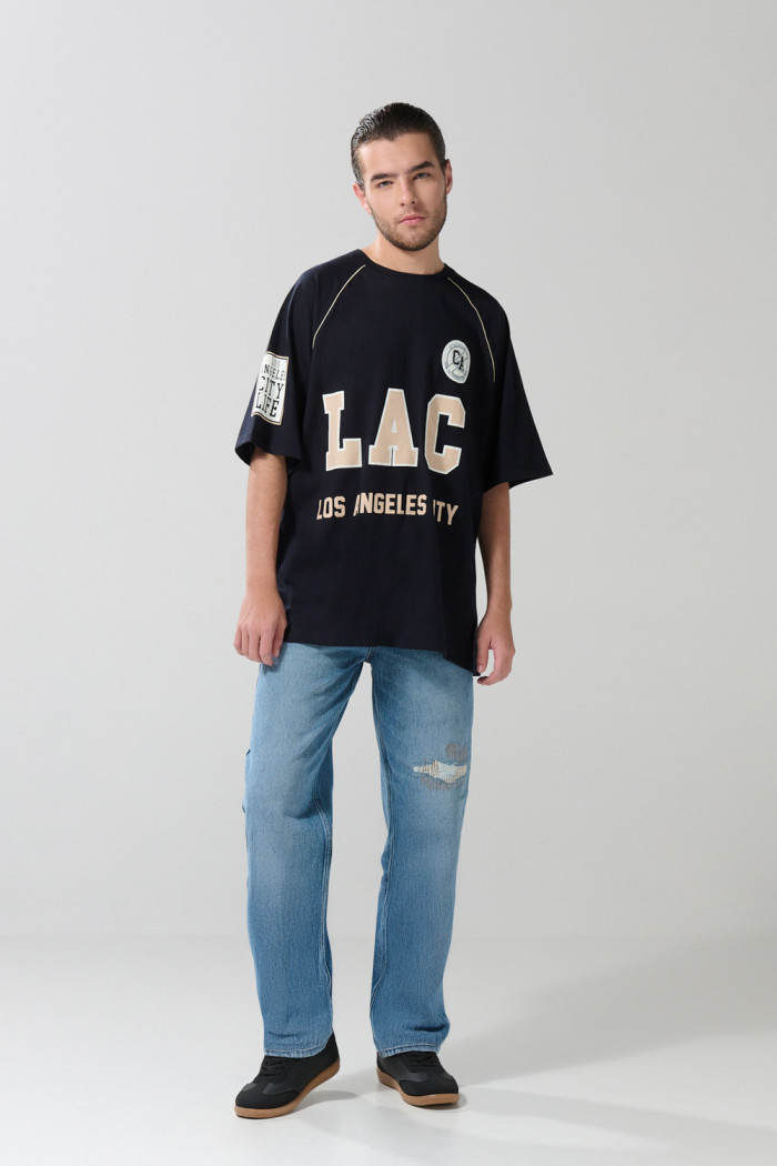 Camiseta azul oversize con arte college y manga ranglan
