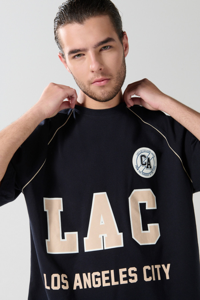 Camiseta azul oversize con arte college y manga ranglan