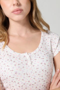 Camiseta crema con escote redondo y diseños de flores