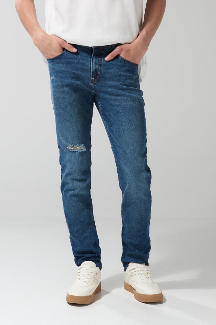 Jean slim ajustado azul oscuro con tiro bajo y rotos