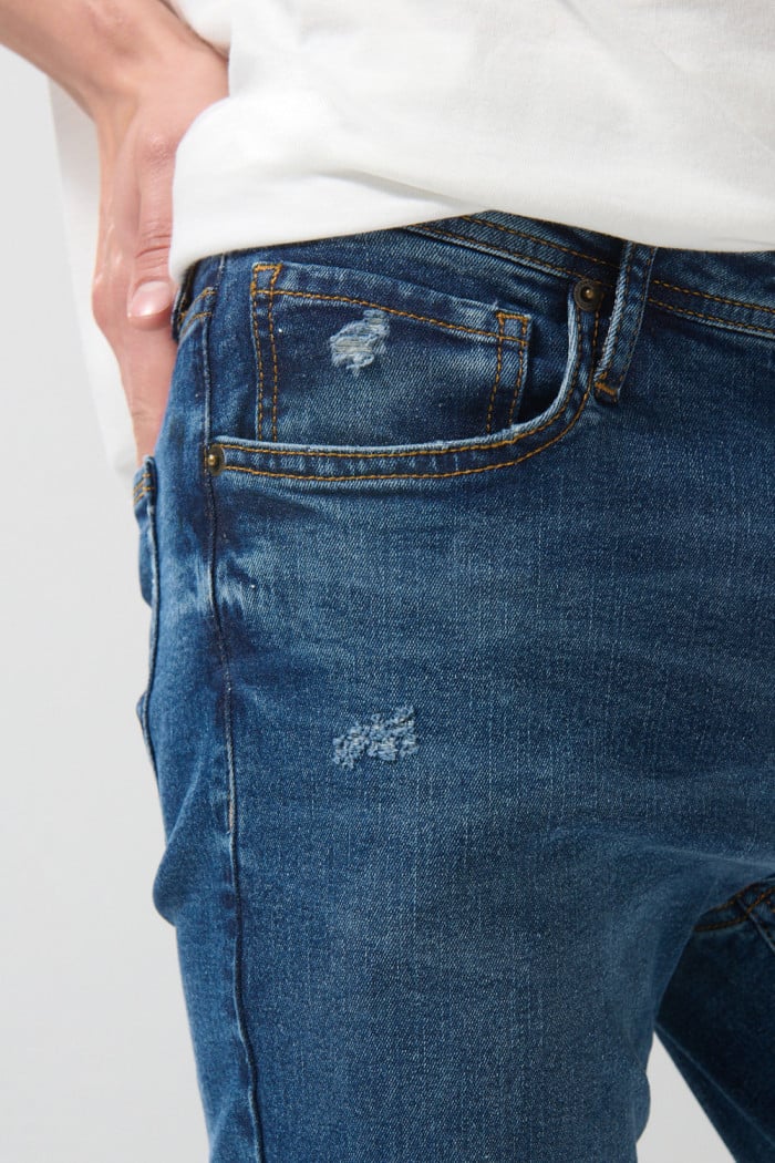 Jean slim ajustado azul oscuro con tiro bajo y rotos