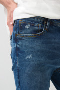 Jean slim ajustado azul oscuro con tiro bajo y rotos