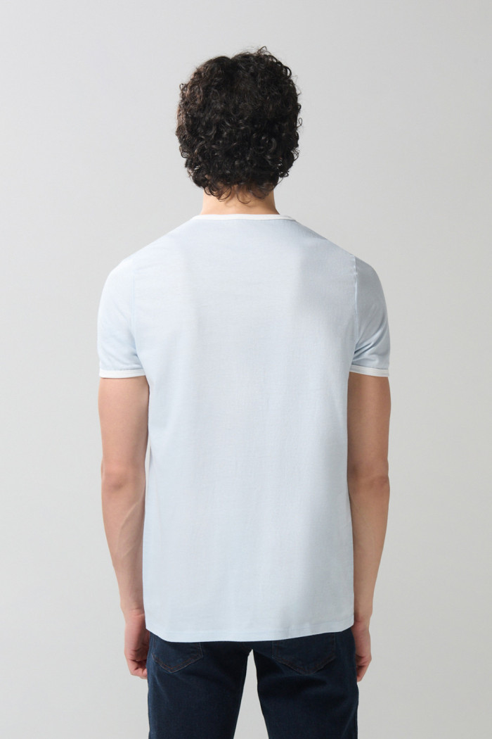 Camiseta azul clara con contrastes college y manga corta